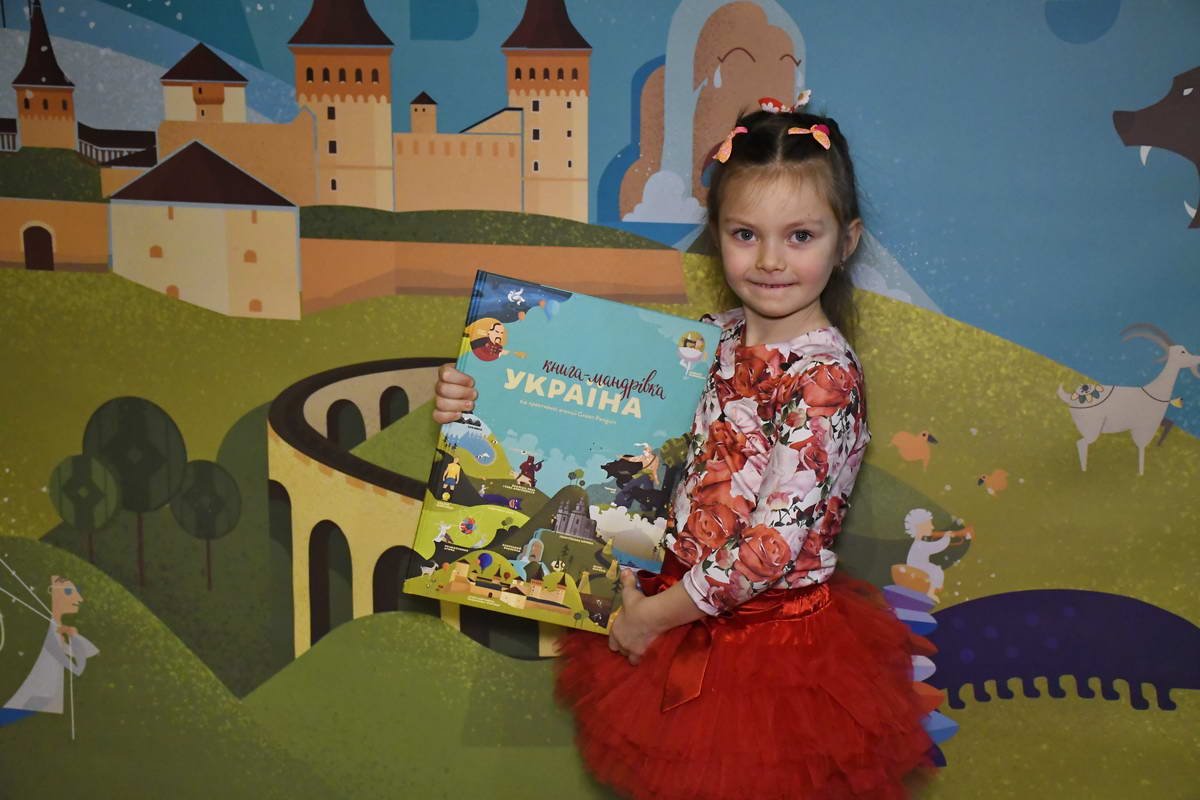 Маленькие гости вечера с удовольствием хвастаются приобретением 