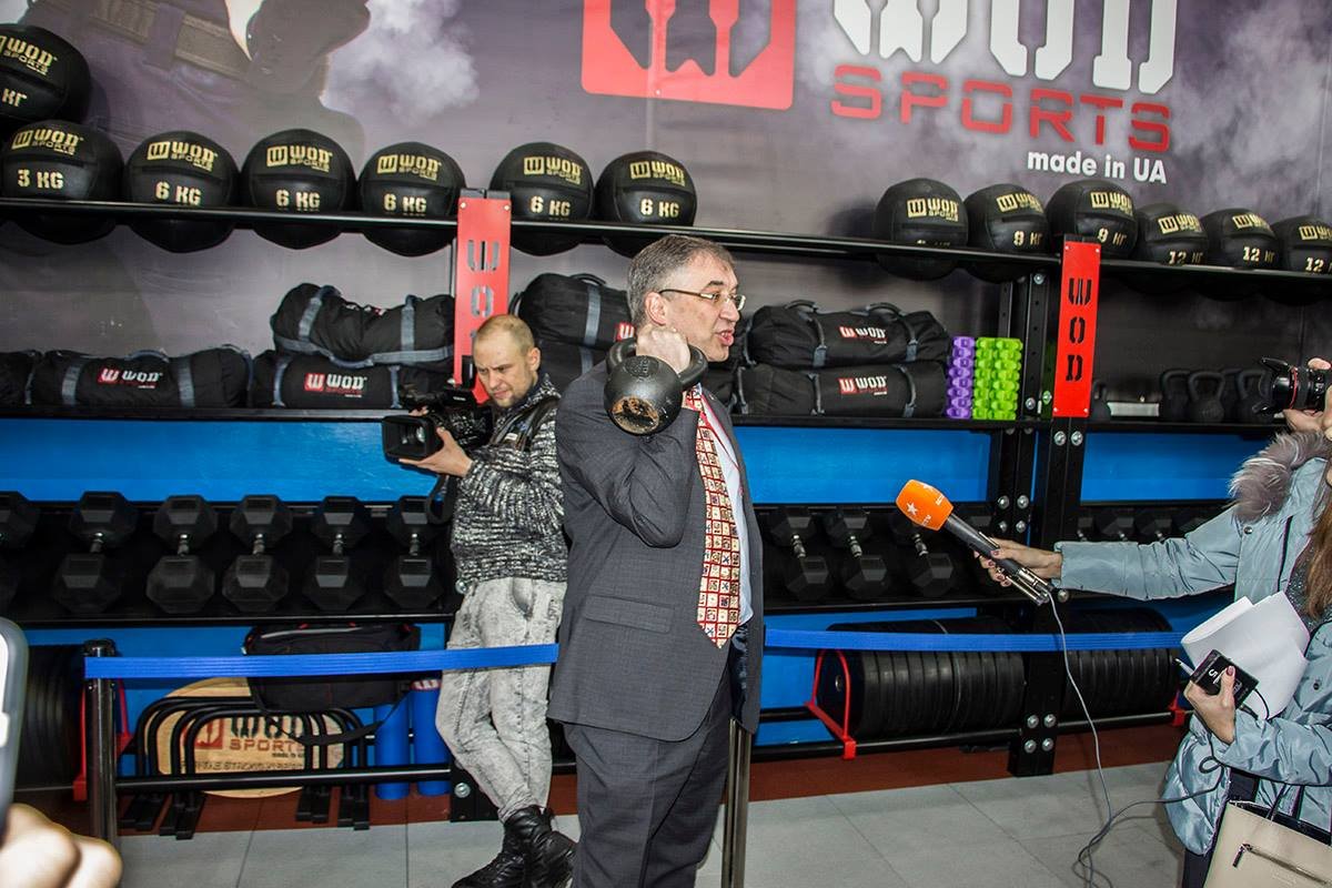 Посмотрев на спортивных полицейских, даже посол Канады не удержался и продемонстрировал свою силу