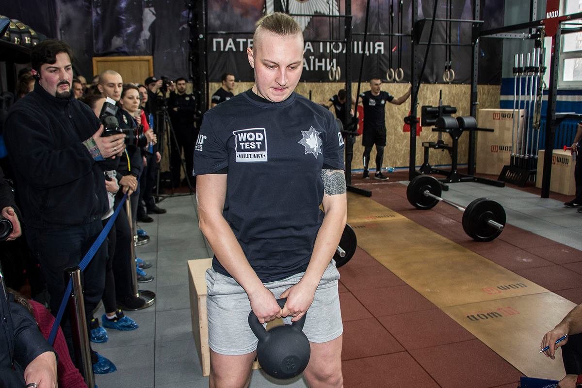 Свою физическую подготовку показывали и девушки-патрульные