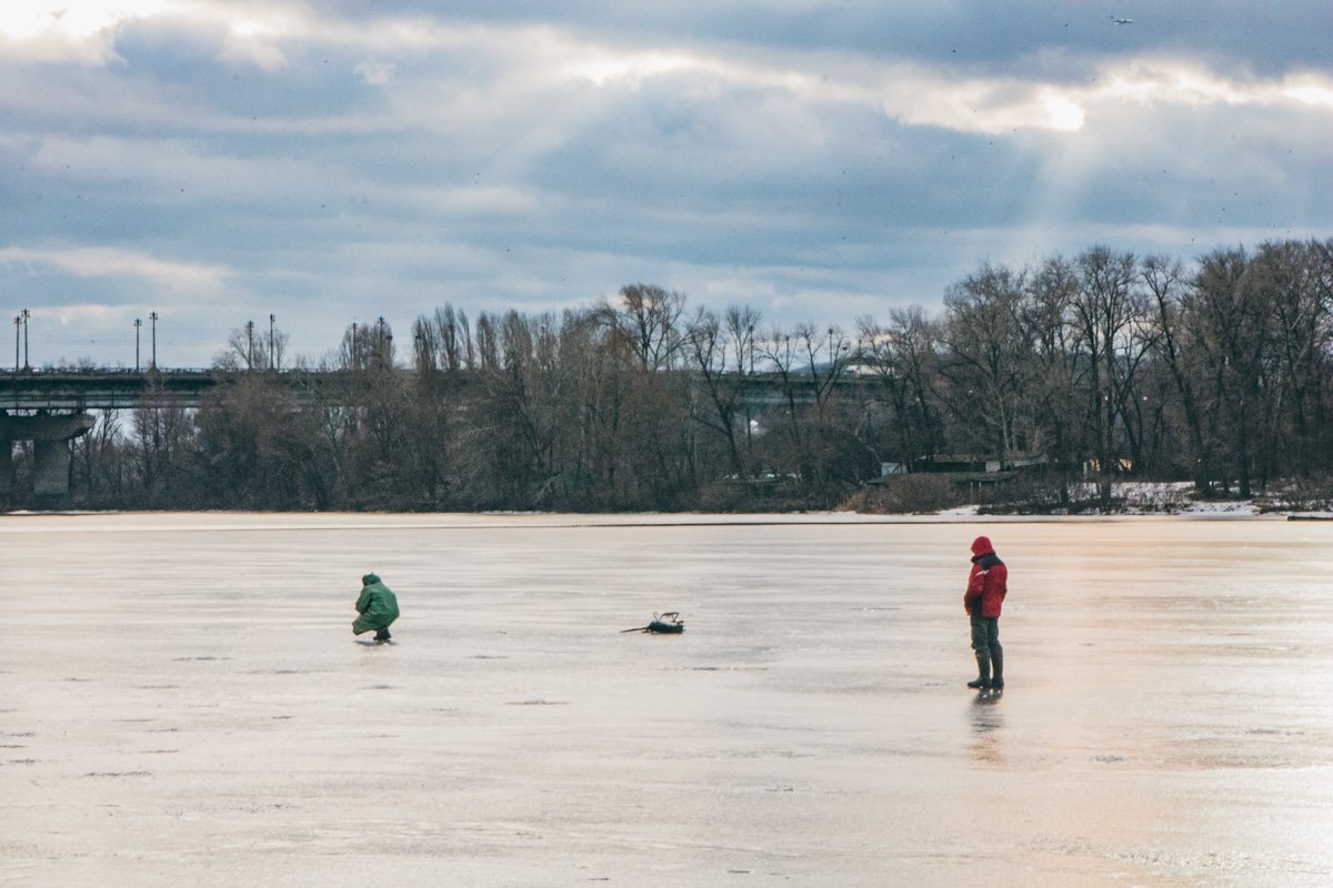 Отчаянные смельчаки не боятся провалиться под лед