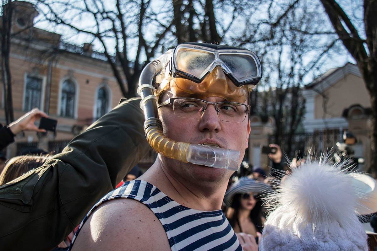 Флешмоб "Чемодан-вокзал-Мальдивы" собрал около десяти участником Флешмоб "Чемодан-вокзал-Мальдивы" собрал около десяти участником