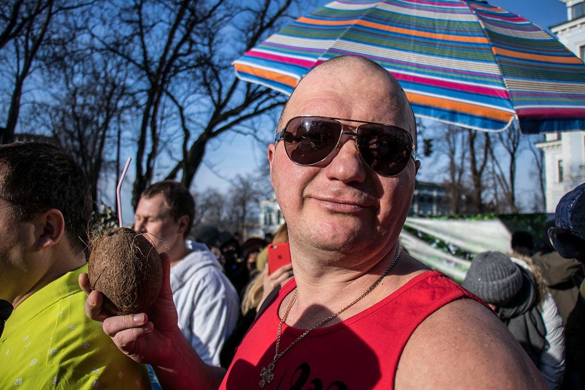 Они пришли под Администрацию Президента в шортах, солнцезащитных очках и с кокосами в руках Они пришли под Администрацию Президента в шортах, солнцезащитных очках и с кокосами в руках