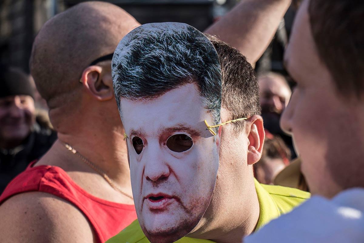 Этой акцией осуждают отдых Президента на Мальдивах, в то время, как в нашей стране идет война Этой акцией осуждают отдых Президента на Мальдивах, в то время, как в нашей стране идет война