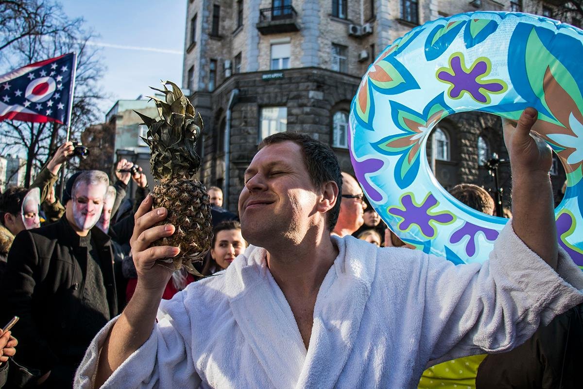 Мужчина видимо боится холода и пришел на акцию в халате Мужчина видимо боится холода и пришел на акцию в халате