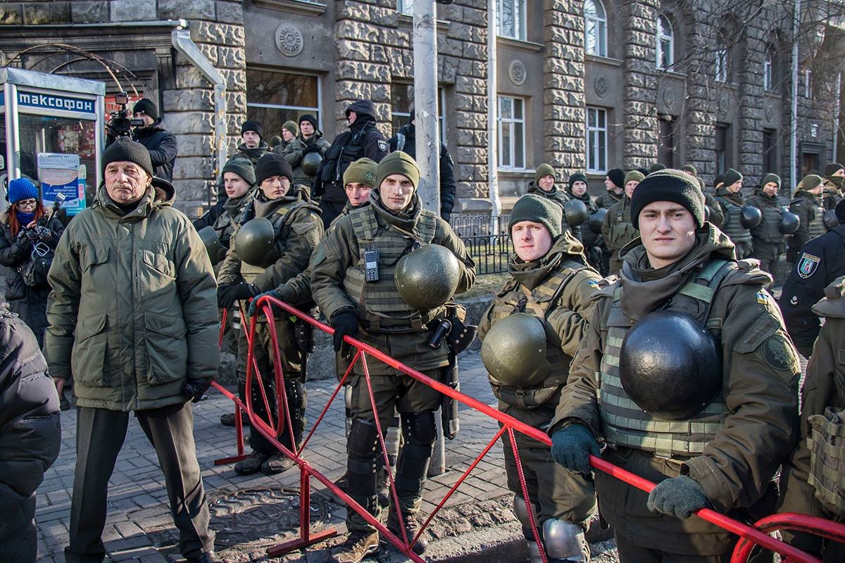 Охраняли главу нашей страны бойцы Нацгвардии, которых было в несколько раз больше, чем самых участников акции Охраняли главу нашей страны бойцы Нацгвардии, которых было в несколько раз больше, чем самых участников акции