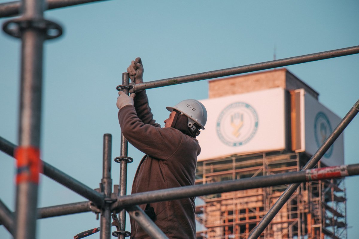 На Майдане устанавливают конструкцию из железных прутьев На Майдане устанавливают конструкцию из железных прутьев