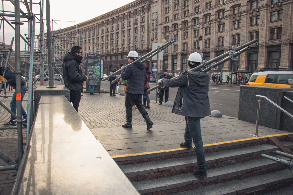 Процесс монтирования конструкции в самом разгаре Процесс монтирования конструкции в самом разгаре