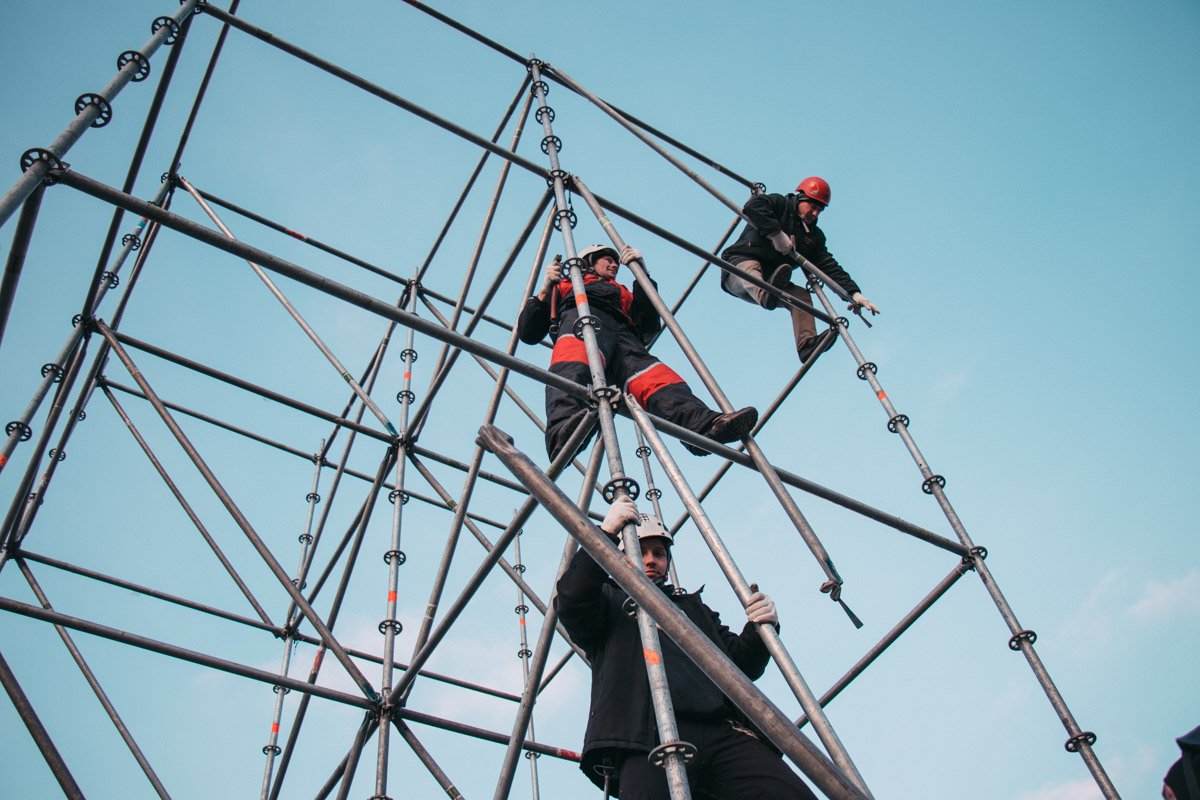 Работники не знают, что они устанавливают на Майдане Работники не знают, что они устанавливают на Майдане