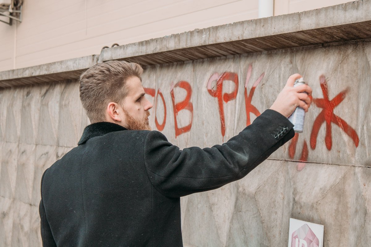 Заборы теперь будут долго отмывать