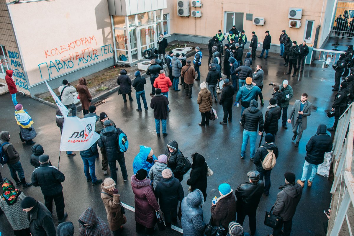 Толпе митингующих удалось пробраться ко входу в здание