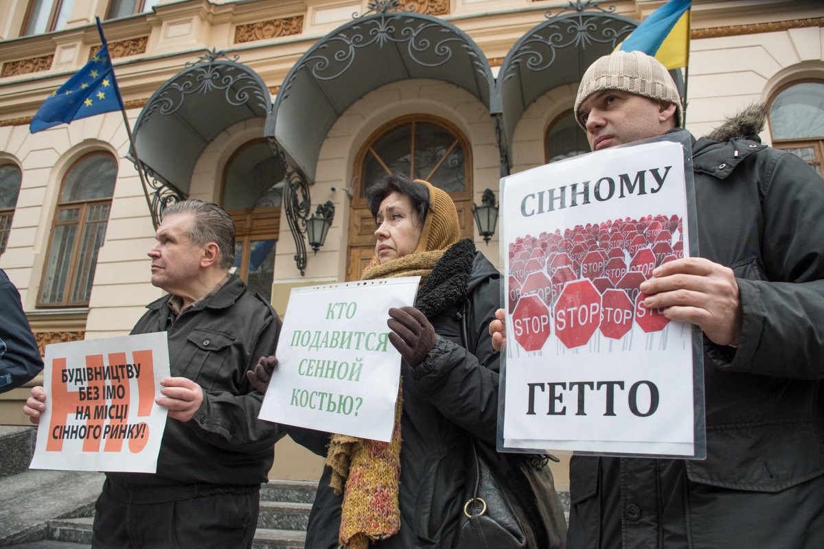 Свои слова люди подкрепляли плакатами. Свои слова люди подкрепляли плакатами.