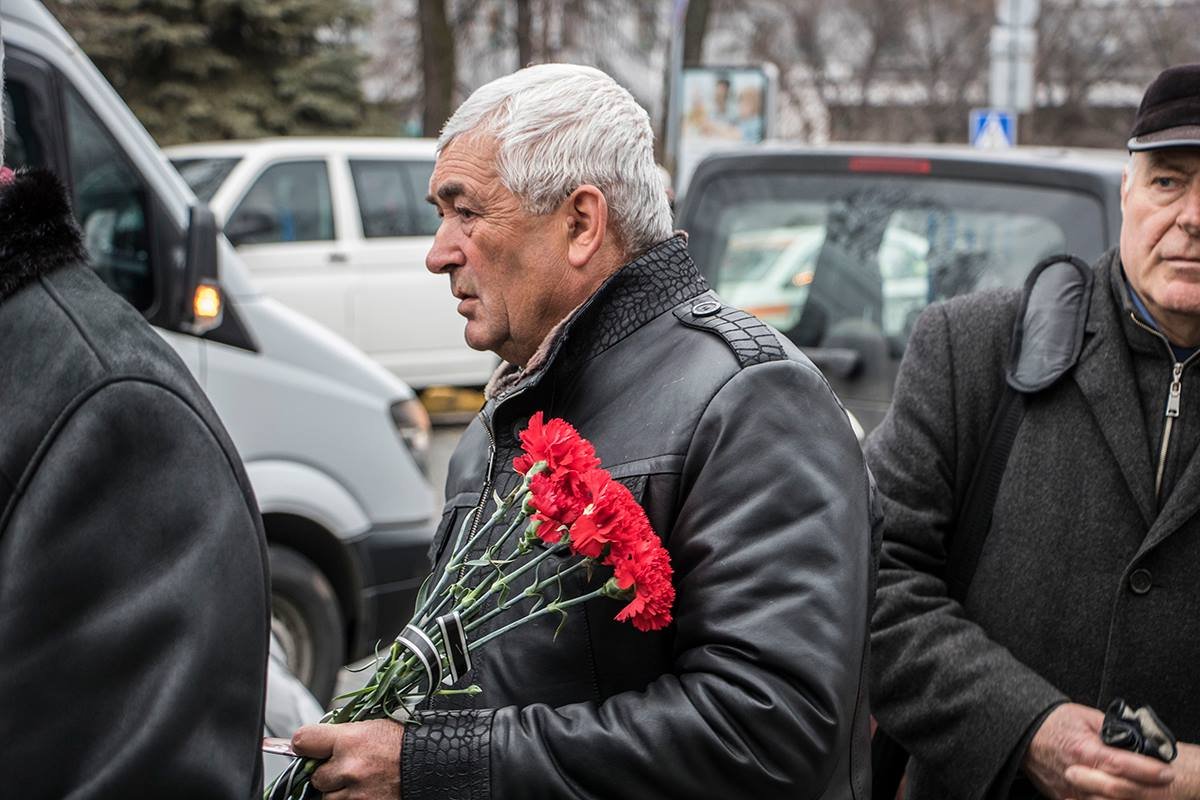Горожане несли Каденюку цветы и венки 