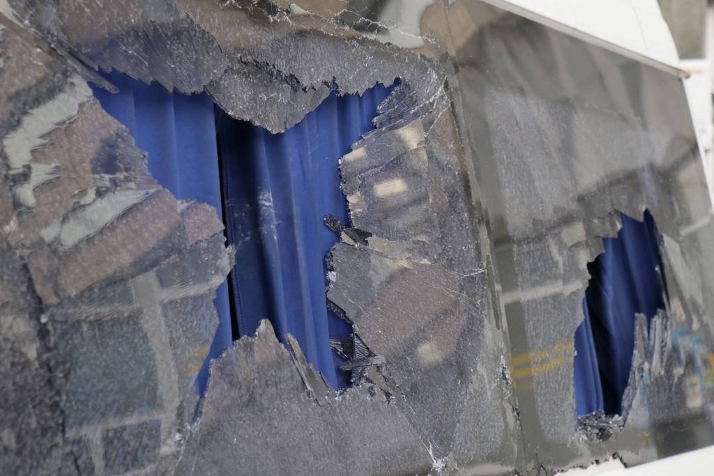 Неизвестные разбили стекла в маршрутке