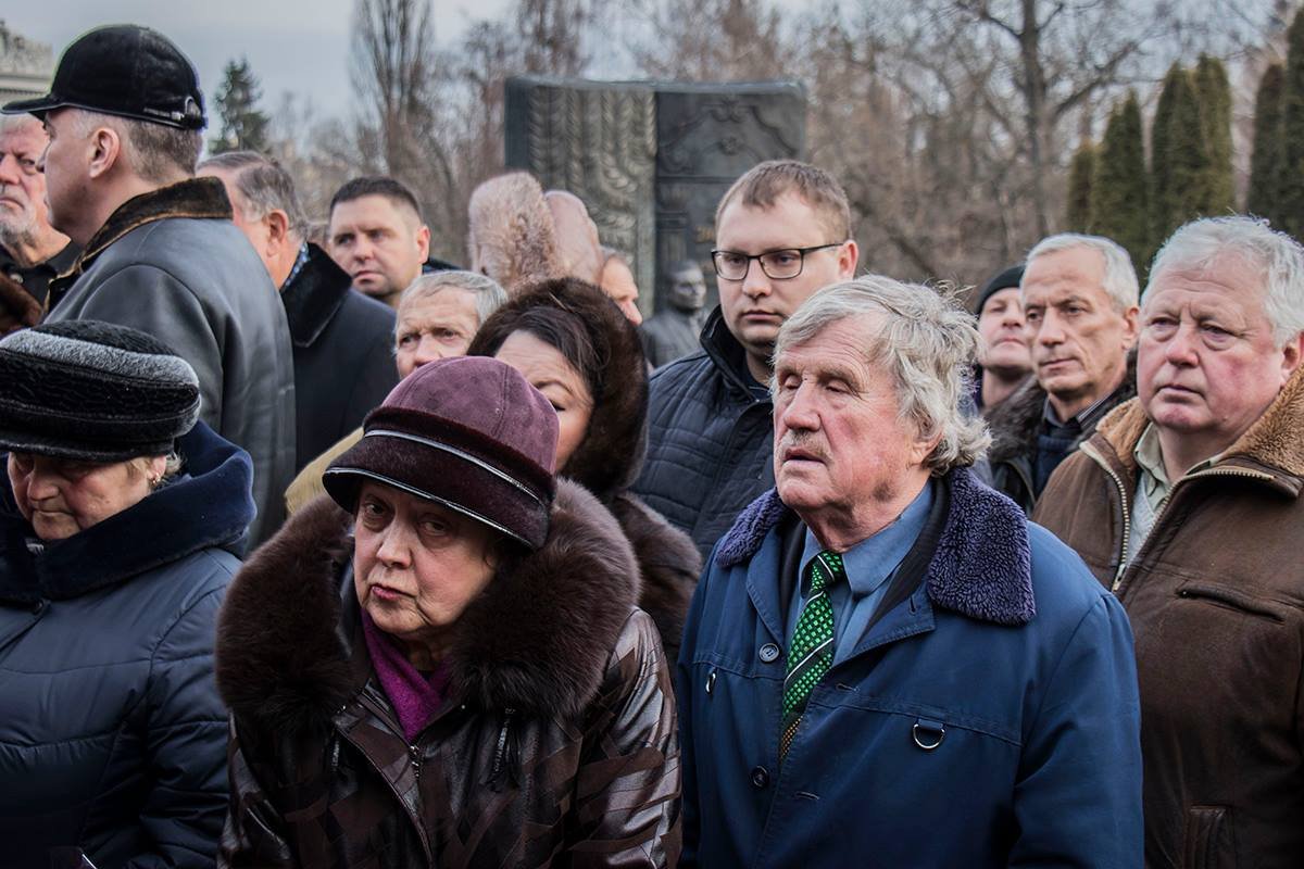 На похорон легендарного космонавта пришли обычные горожане