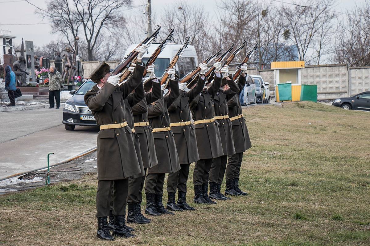 Память космонавта увековечили почетным оружейным залпом