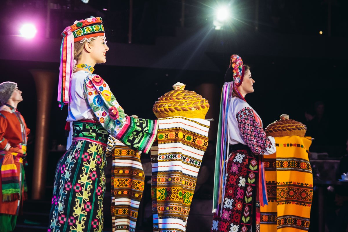 Первый танец ансамбля показывает национальные костюмы всех регионов Украины 