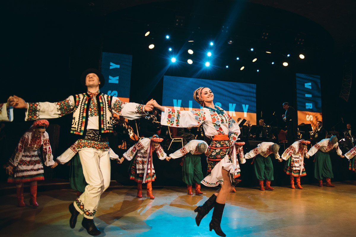 В ансамбле работает около 120 танцоров