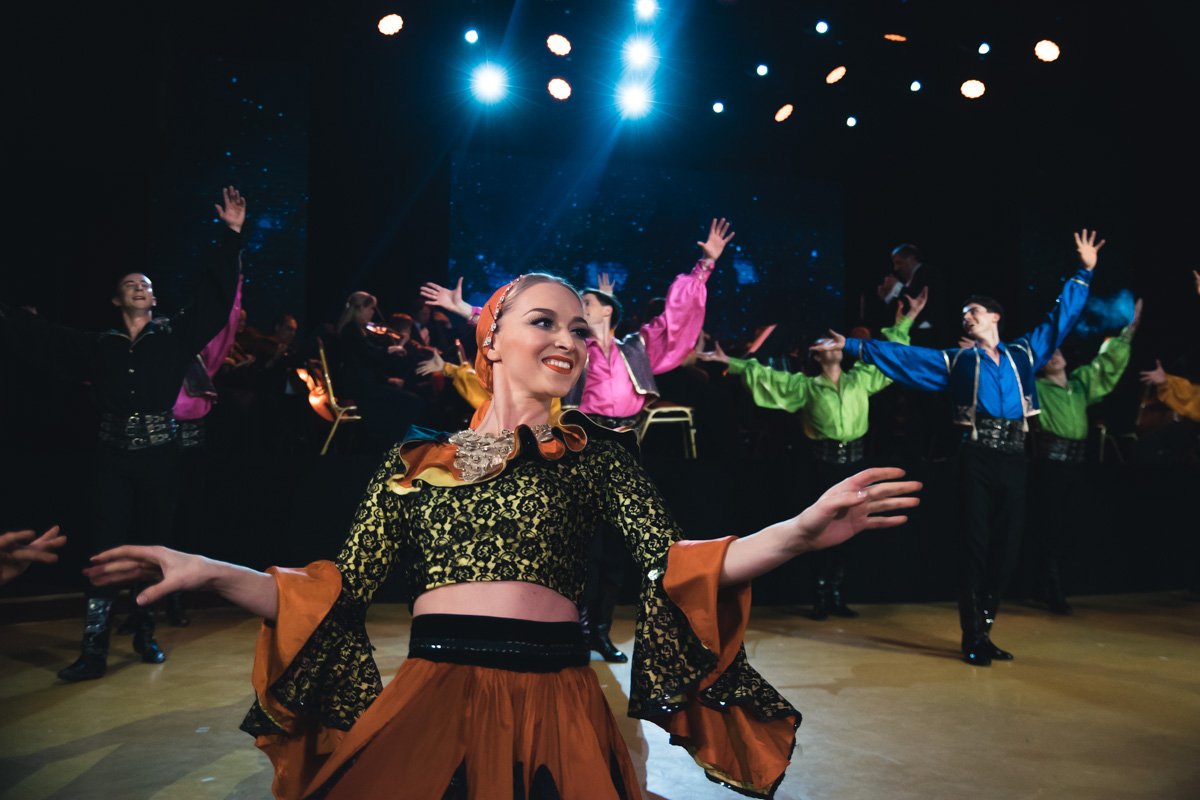 Движения выполняются настолько четко, что как будто танцует один человек