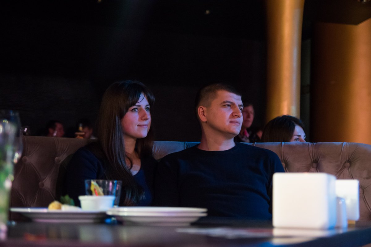 Посмотреть народные танцы пришло много молодежи 