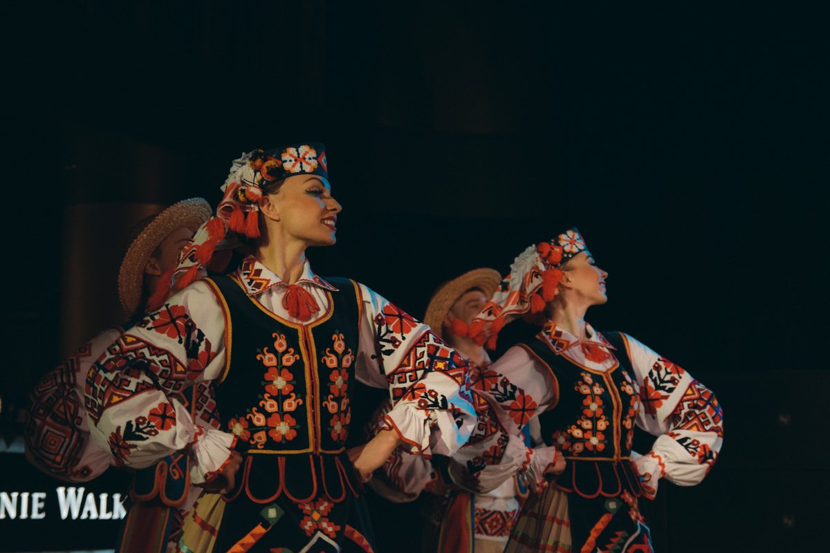 Каждый танец показывает утонченность национального танца и изысканность традиционного костюма