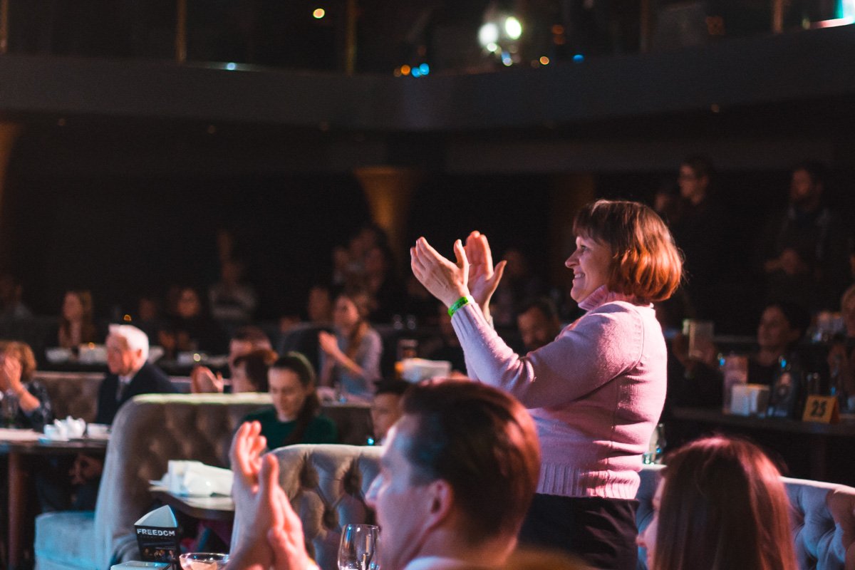 Некоторые зрители аплодировали стоя 