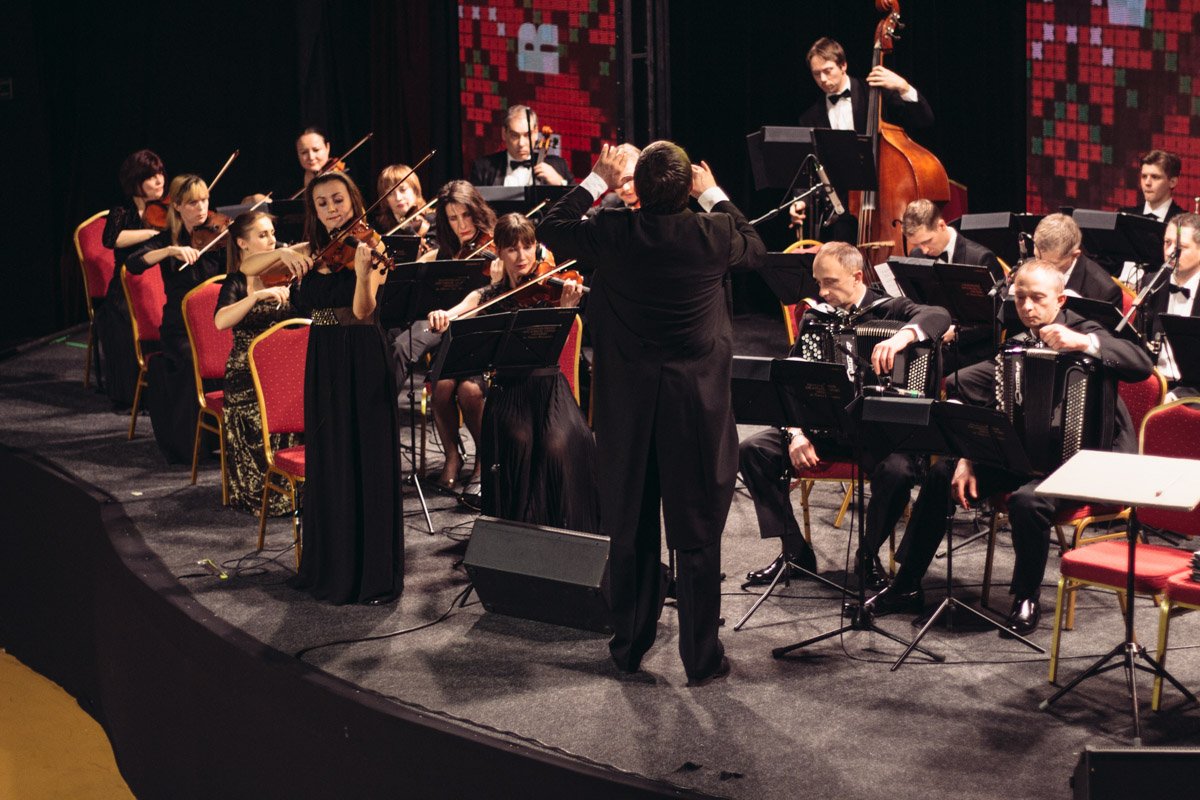 Танцоры выступают под живую музыку