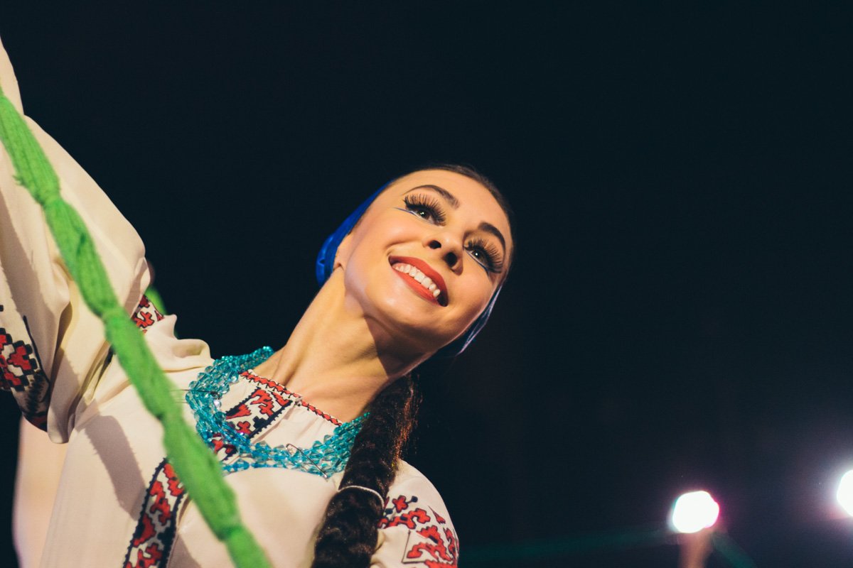 Танцовщицы ансамбля доказывают, что украинки - самые красивые 