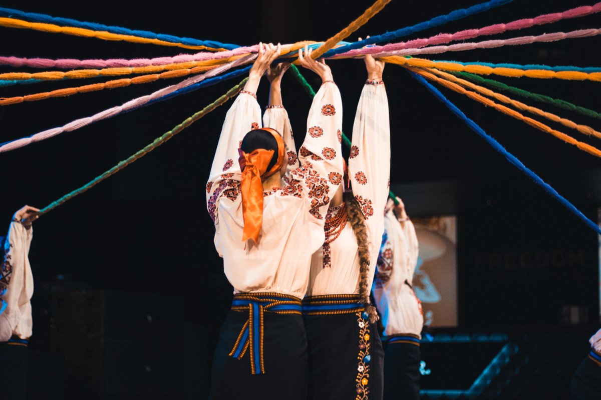 Артисты выступают с различными атрибутами 