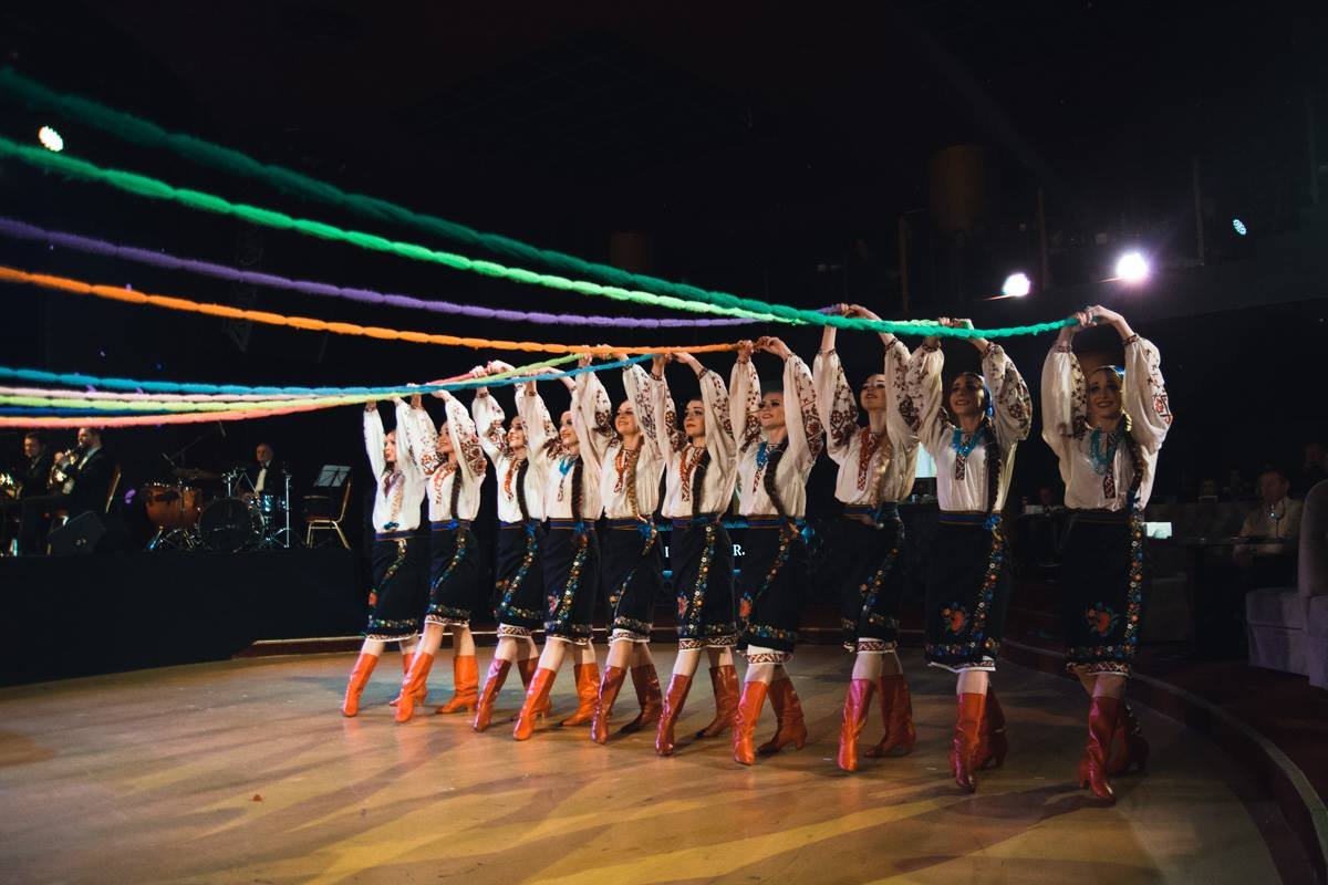 Танцовщицы демонстрируют красоту и грацию украинских женщин 