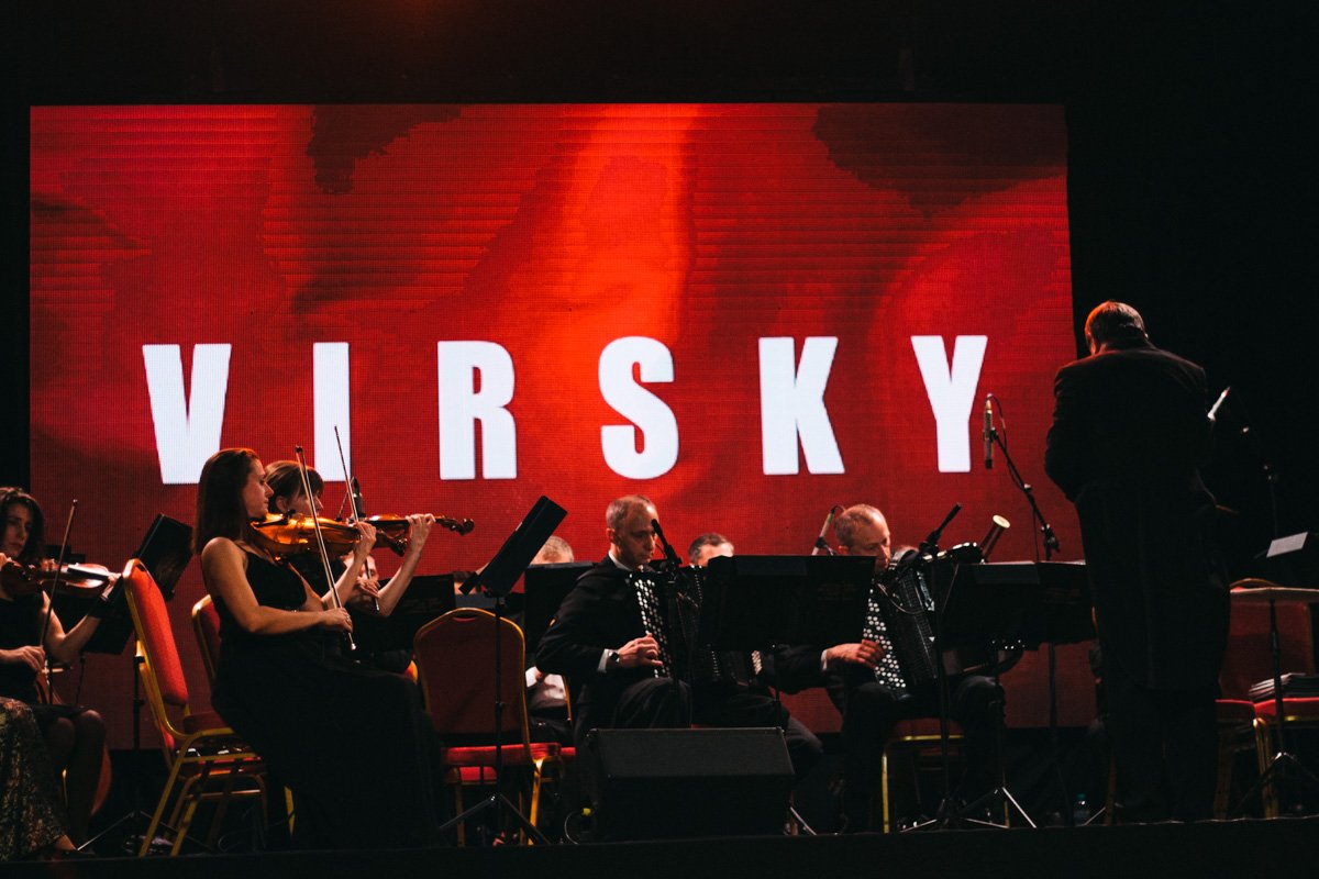 Живая музыка добавляет особой грации выступлению 