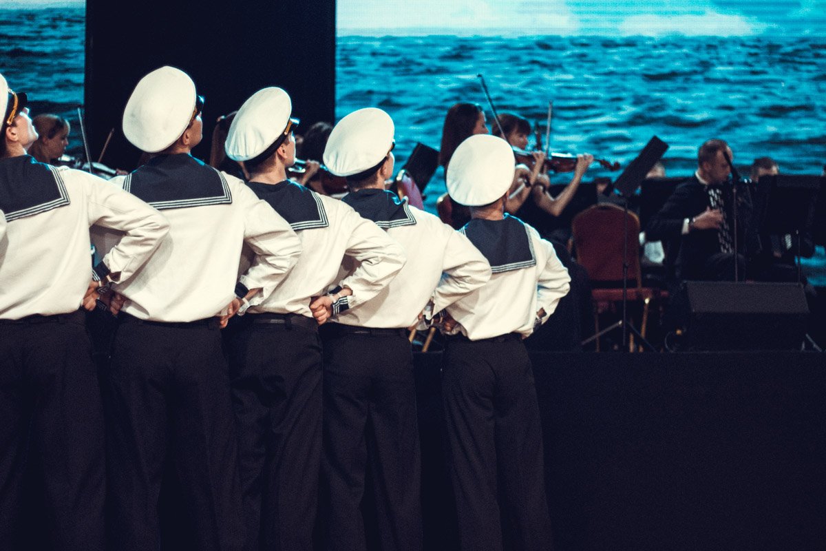 Кроме народных танцев есть и морские мотивы