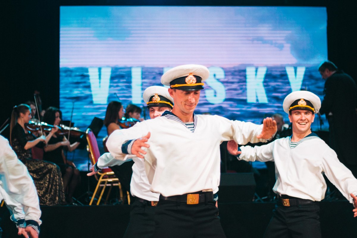 Наблюдая за этим танцем, складывается впечатление, что ты где-то у моря