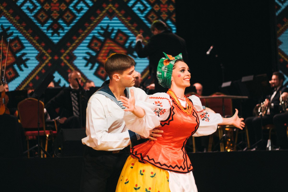 Улыбки не сходят с лиц танцоров