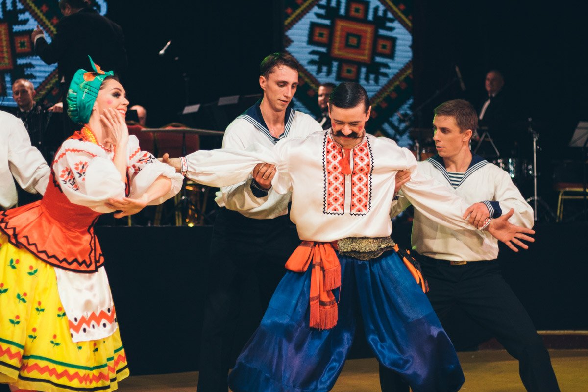 Артисты умеют в своих танцах и поюморить 