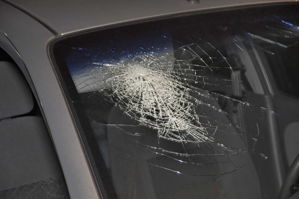 Молодая девушка разбила голову об лобовое стекло