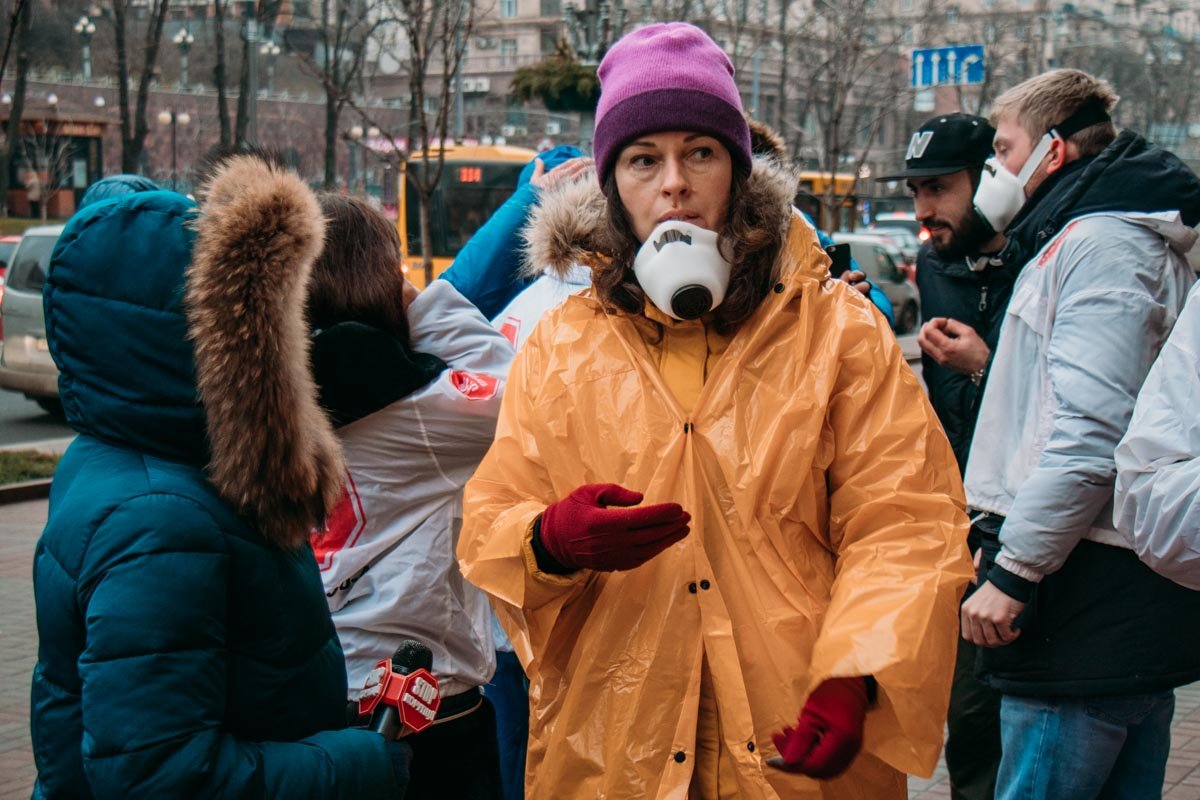 Киевляне вышли на акцию протеста под КГГА Киевляне вышли на акцию протеста под КГГА