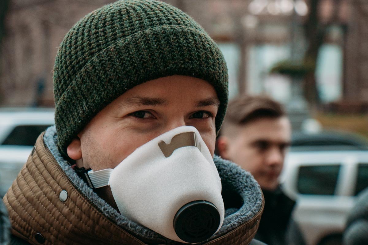 Они надели костюмы химической защиты и респираторы Они надели костюмы химической защиты и респираторы