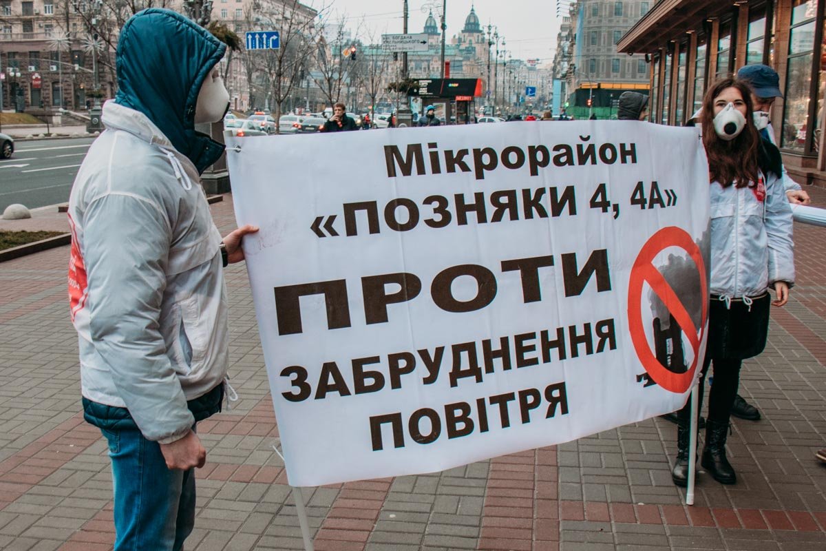 Таким образом они требовали от властей перенести предприятие "Фанплит" за пределы города Таким образом они требовали от властей перенести предприятие "Фанплит" за пределы города