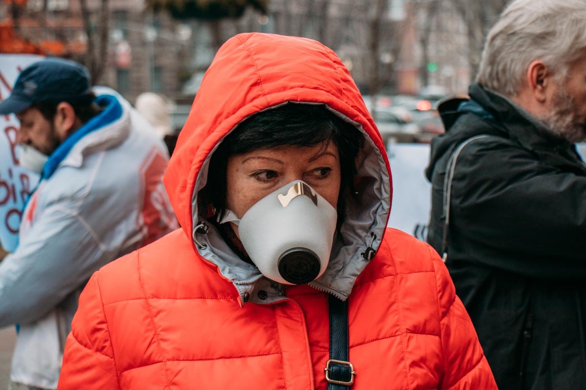 Потому что оно выбрасывает в воздух химические вещества Потому что оно выбрасывает в воздух химические вещества