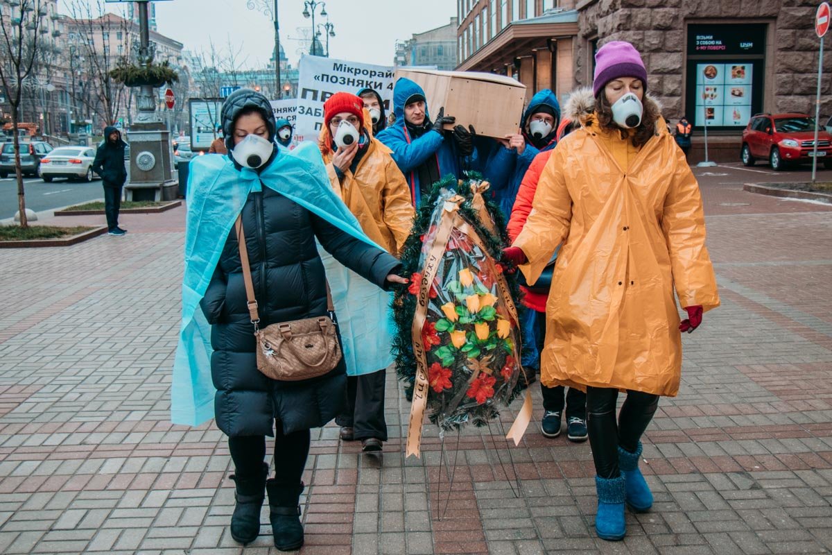 В знак протеста они устроили прямо на Крещатике псевдо-похороны В знак протеста они устроили прямо на Крещатике псевдо-похороны