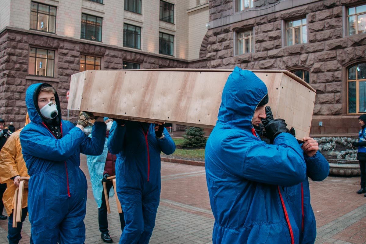 Гроб был пустой, но активисты утверждали, что в нем пустые обещания властей Гроб был пустой, но активисты утверждали, что в нем пустые обещания властей