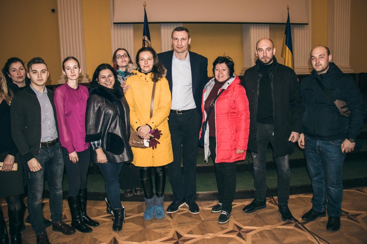 В конце переговоров активисты попросили мэра сделать фото на память В конце переговоров активисты попросили мэра сделать фото на память