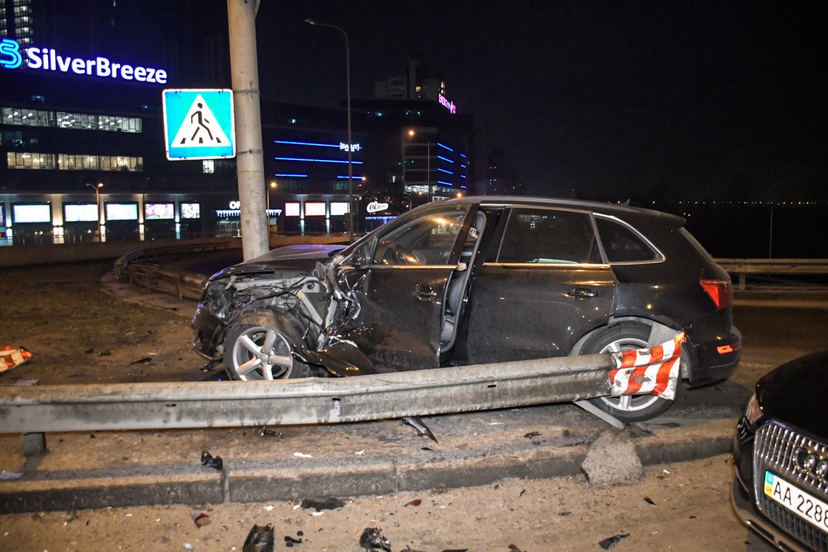 Масштабное ДТП на съезде с моста Патона