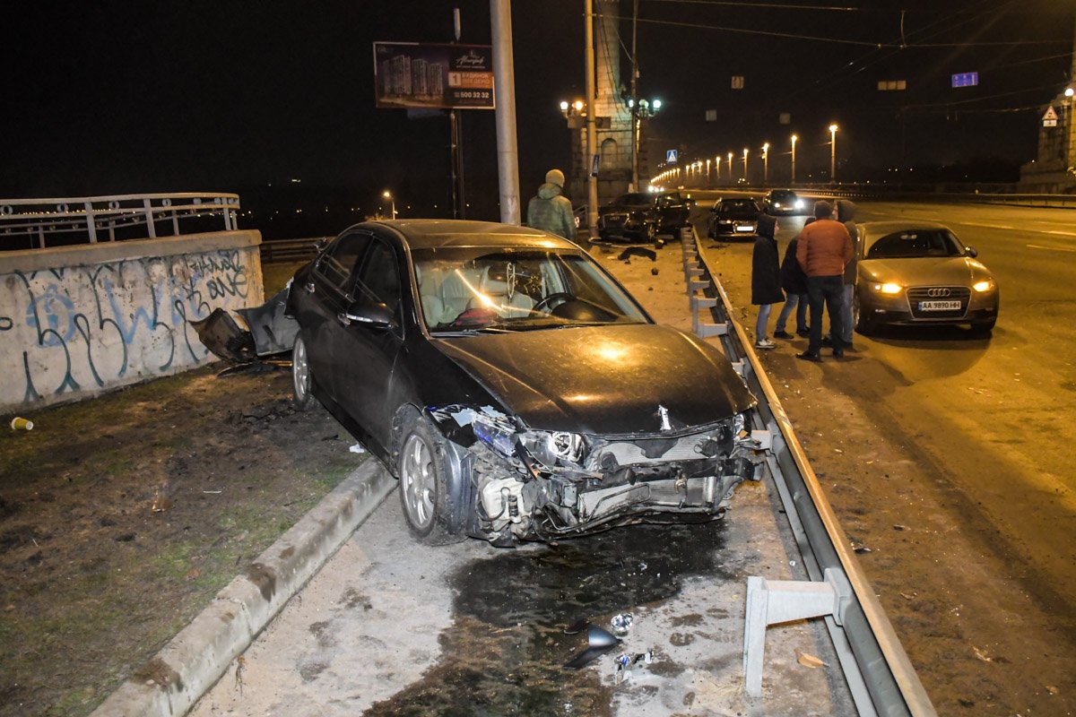 Accord пролетел за отбойником более 20-ти метров