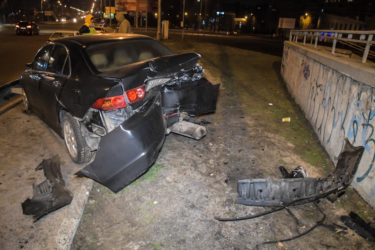 После удара машина вылетела с проезжей части