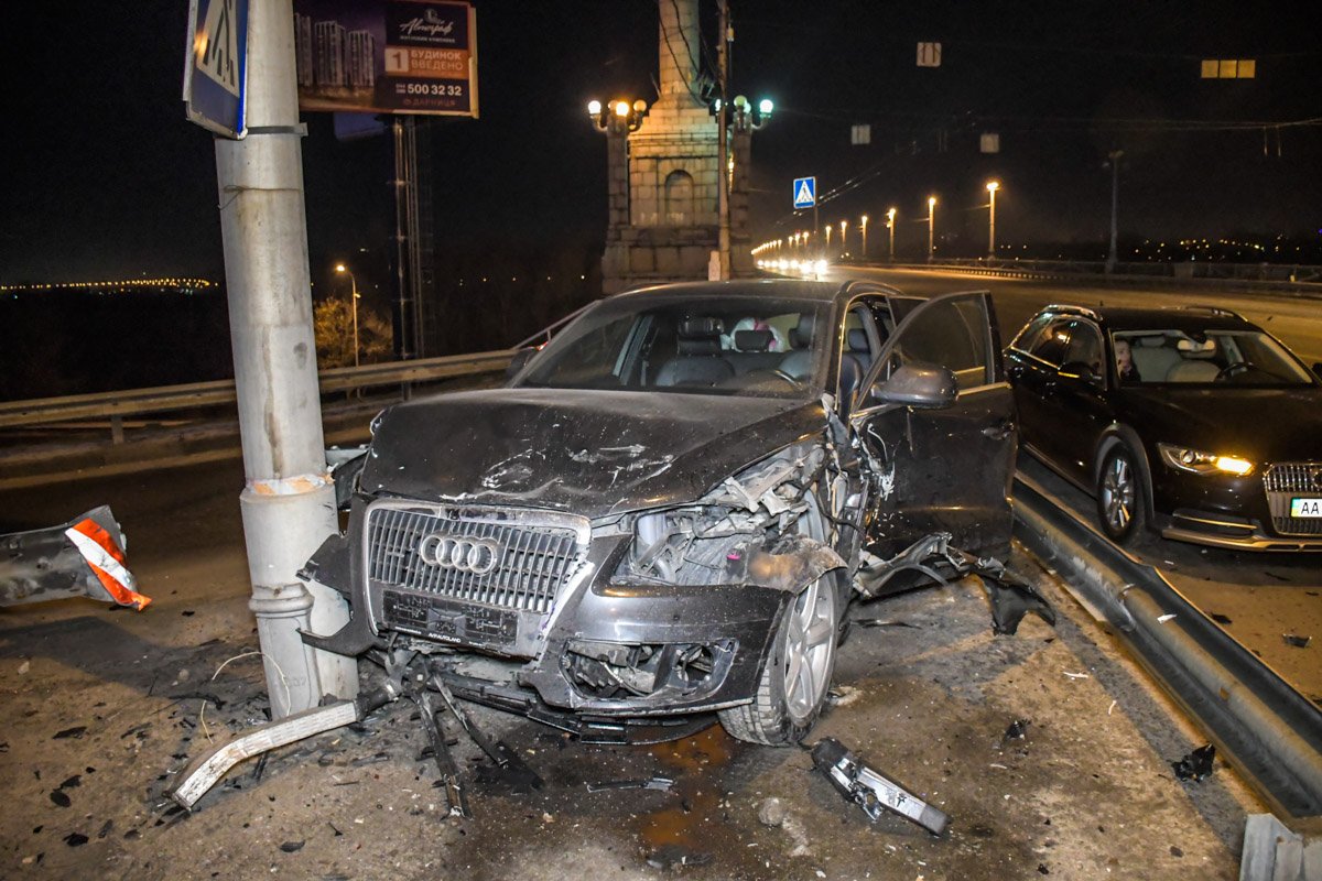 Машину смог остановить только столб...