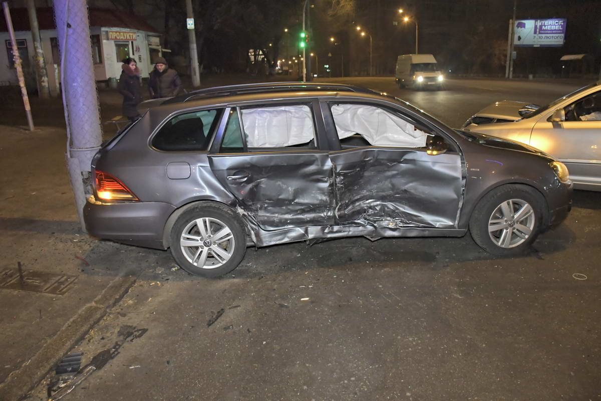 Сесть в машину можно только с левой стороны