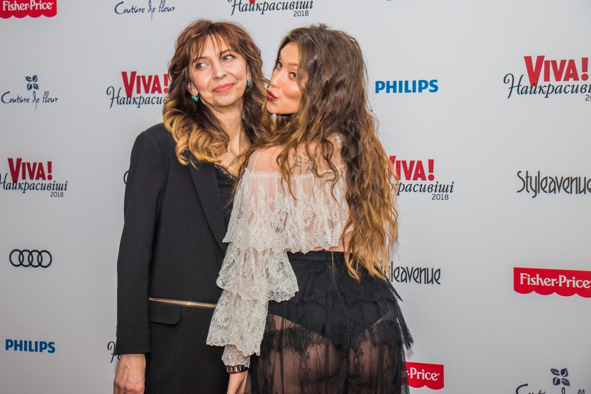 Телеведущая Регина Тодоренко с мамой