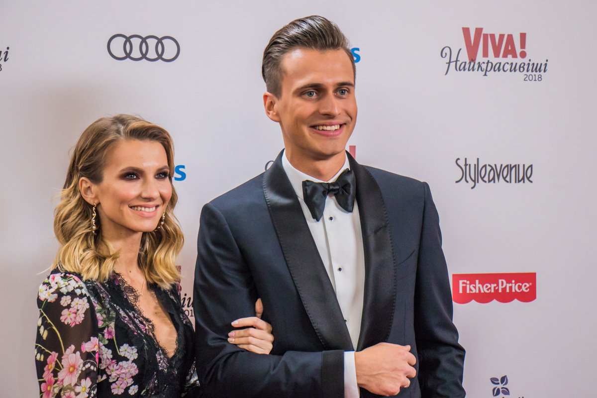 Телеведущий Александр Скичко с женой