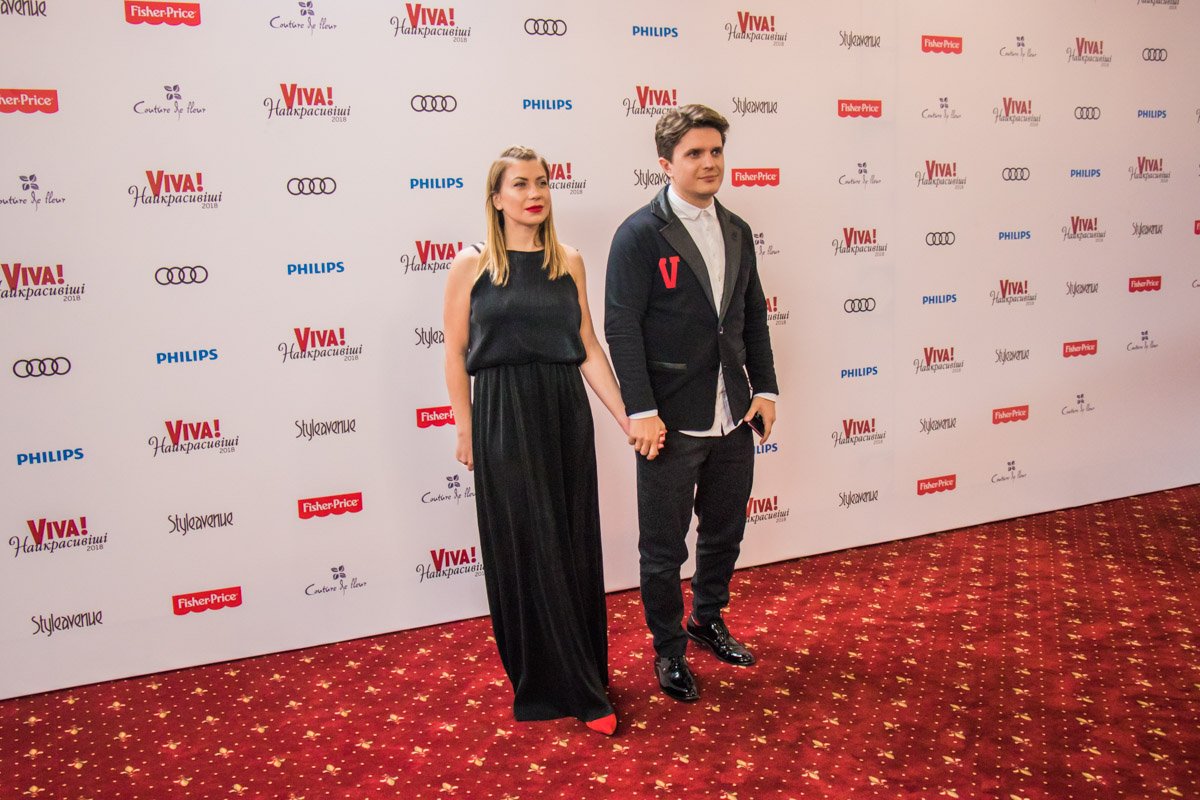 Элегантный наряд отлично подчеркнут символом журнала 